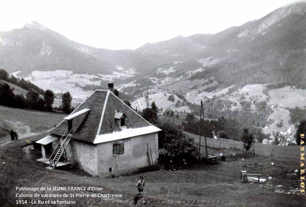 COLO JEUNE FRANCE 1954 le Ru et sa fontaine sur fond de vallee.jpg